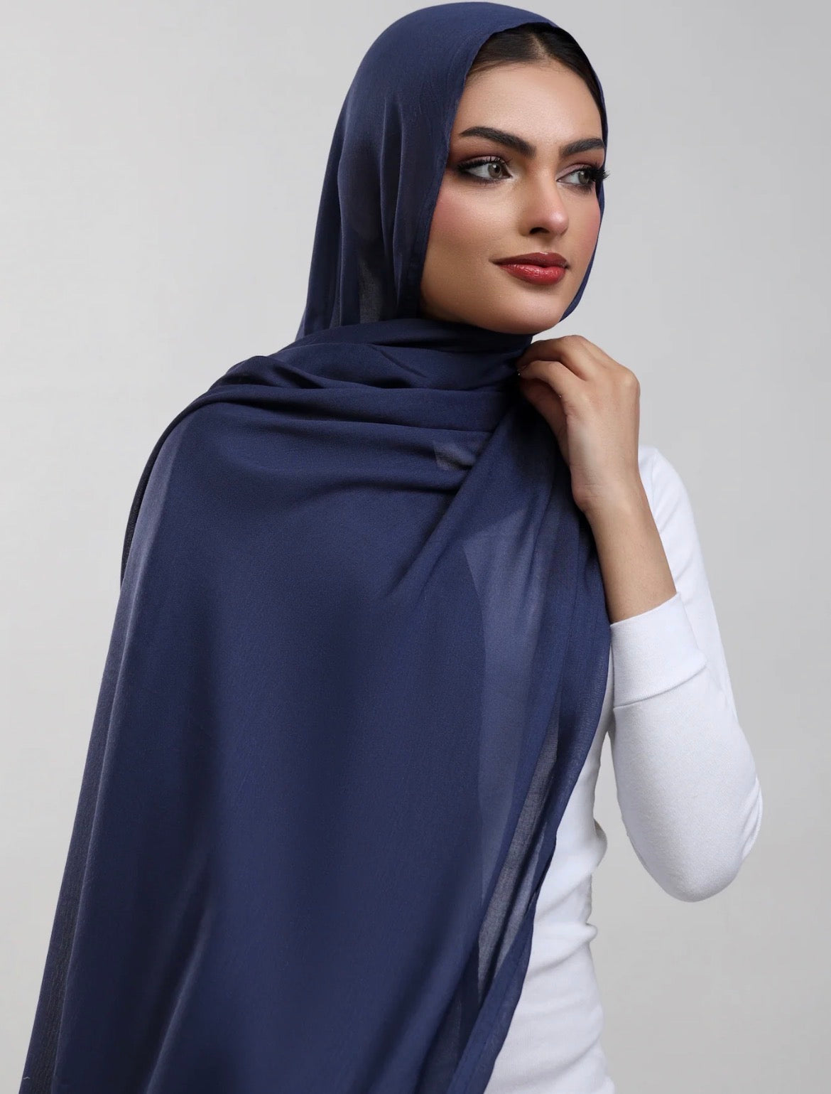Navy Blue Plain Model Hijab