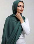 Bottle Green Plain Model Hijab
